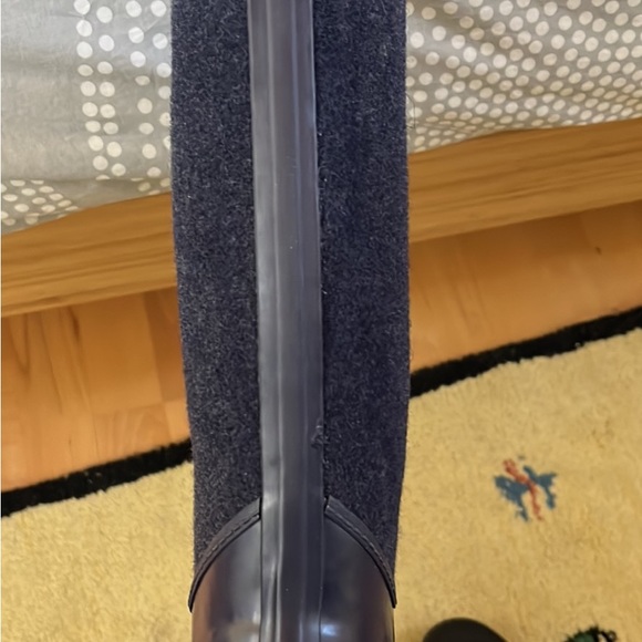 Size 8 (runs a little narrow). Great shape, classy look!! - Picture 3 of 5